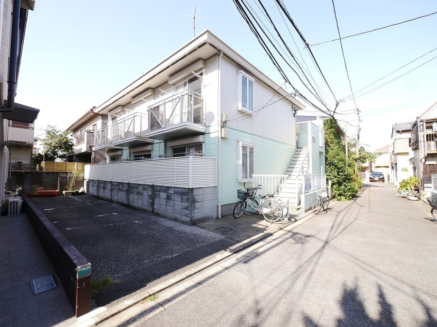 外観:建物南側が駐車場で広くあけている、南向きで日当たりの良い物件です!