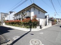 外観:閑静な住宅街の角地に建つ、陽当たりの良いシャーメゾン♪