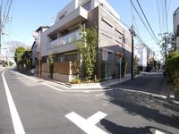 外観:二面道路の角地に建つ陽当たり良好な物件です♪