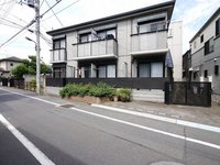 外観:全面が道路なので陽当たり風通し良好です♪