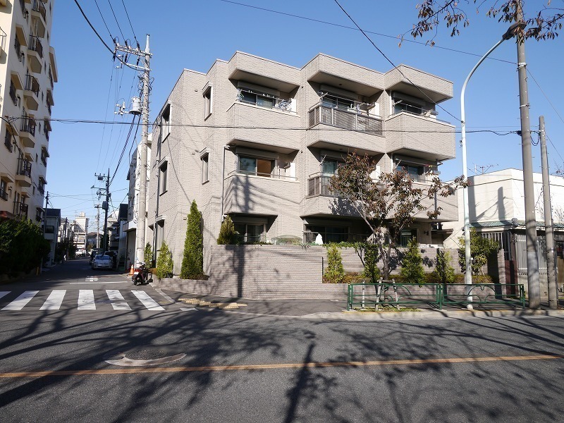 外観:二面道路の角地に建つシャーメゾンマンション♪陽当たり大変良好です♪