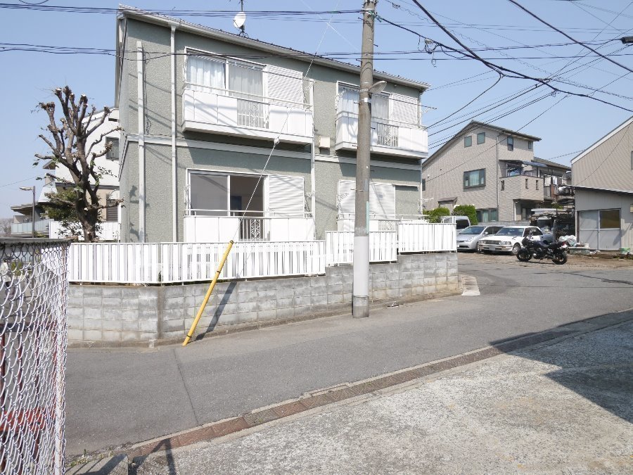 外観:二面道路の角地に建つ、日当たり大変良好なこちらの物件♪ぜひ見学にお越しになりませんか?