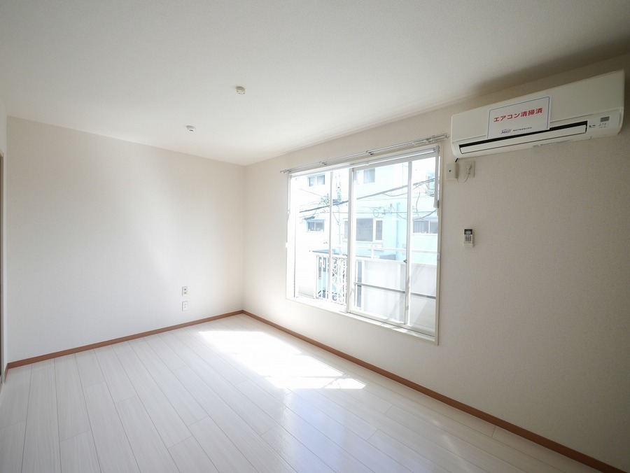 洋室:横長の洋室は、ベッドを端に寄せて家具の配置が考えやすいおススメの間取りです♪可動式フックも付いており、ハンガーや時計などをかけてお使いいただけます♪