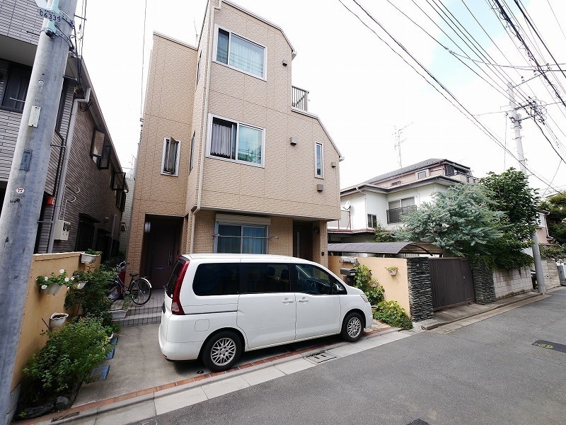 外観:一見すると戸建てのように見えますので、より安心してお住まいいただけます♪ 建物裏側にバルコニーがございますので、通行人からも目に付くこともなく、お洗濯ものを干していただけます♪